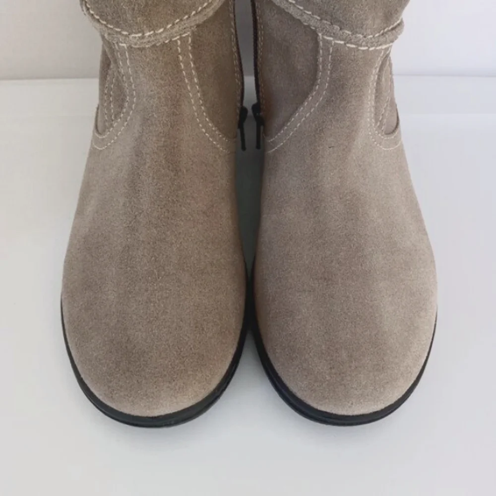 CLARKS Suede Sheba Newton Boots Taupe Color Womens Size 7